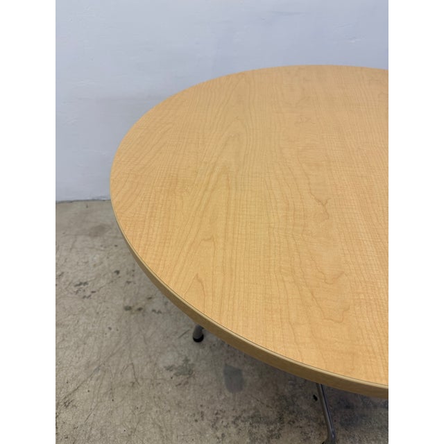 Charles and Ray Eames Round Oak Veneer Pedestal Dining Table for Herman Miller For Sale In Miami - Image 6 of 13