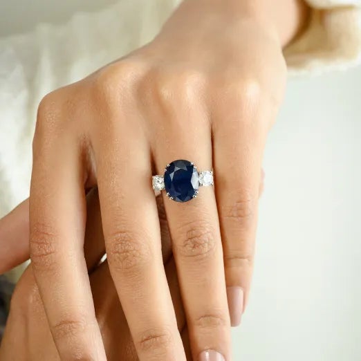 8.55 Carat Blue Sapphire and Diamond Three Stone 18k Gold Ring Size 5 For Sale - Image 4 of 12