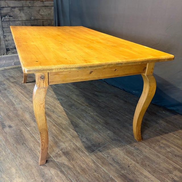 French Provincial Pine Farmhouse Dining Table With Cabriole Legs For Sale In Portland, ME - Image 6 of 7