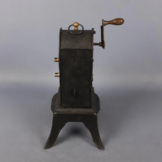 Discover a true piece of kitchen history with this antique hand-cranked rotisserie, a true masterpiece of domestic...