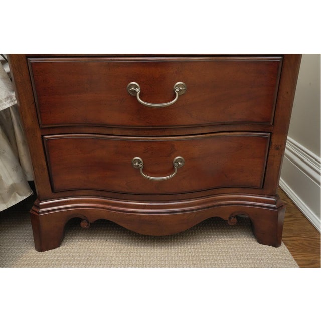Late 20th Century Thomasville Serpentine Front Mahogany Nightstand / Bedside Table – Traditional Curved Front Chest For Sale - Image 13 of 13