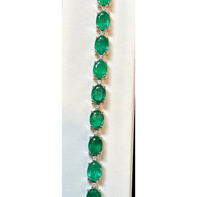 Metal 22 Carat Natural Brazilian Emerald & Diamond Tennis Bracelet 14 Kt Yellow Gold For Sale - Image 7 of 18