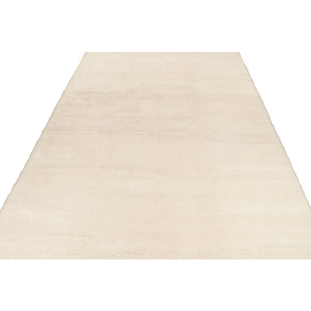 This contemporary 12x17 solid rug is a new addition to Rug & Kilim's Texture of Color Collection. Hand-knotted in all-...