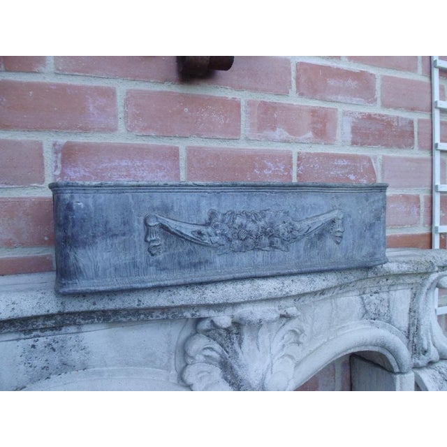 Something for connoisseurs and enthusiasts: a lead-cast flower box, a long-standing tradition in England. Lead develops a...
