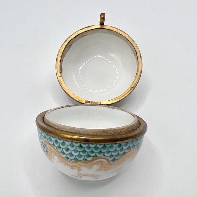 Antique French Hand-Painted Porcelain Hinged Box from Samson, Paris, 1900s For Sale - Image 12 of 15