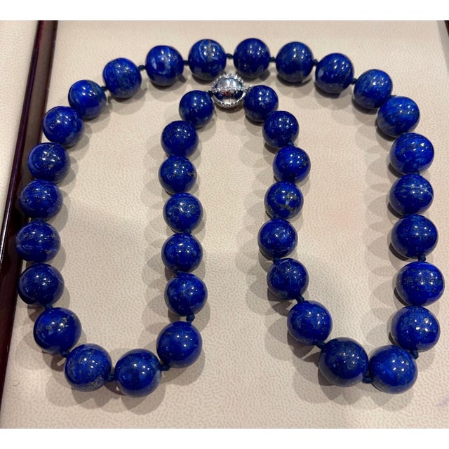 The School of Paris Vintage Lapis Lazuli Single Strand Necklace with Diamond Clasp 14 Kt White Gold For Sale - Image 3 of 18
