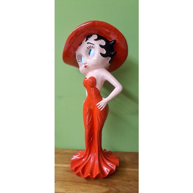 Retro Betty Boop figurine, 57 cm tall x 25 cm wide. Made of polystone resin and hand-painted. In perfect condition.