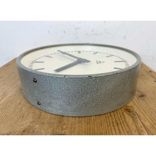 Industrial Grey Factory Wall Clock from Pragotron, 1960s For Sale - Image 11 of 18