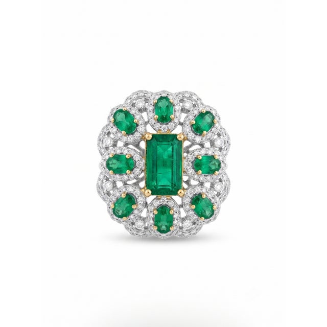 2020s Natural Emerald & Diamond Ring in 18k Gold For Sale - Image 5 of 7