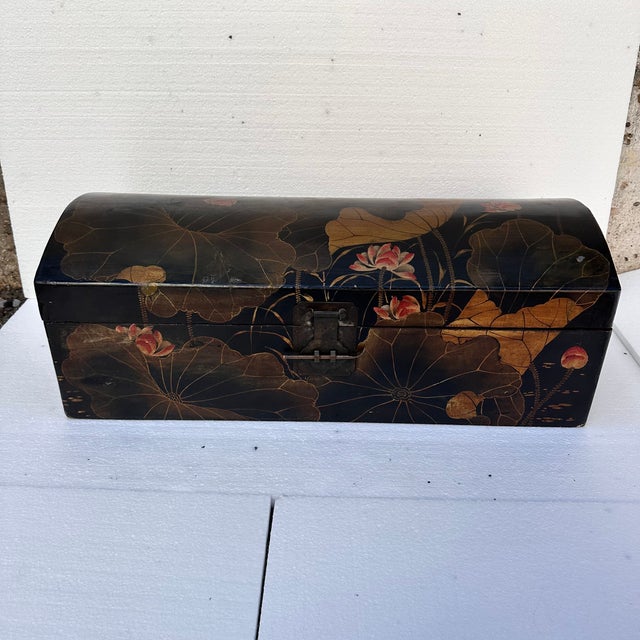 Beige Japanese Taisho Era Urushi-E Trunk, 1920 For Sale - Image 8 of 18
