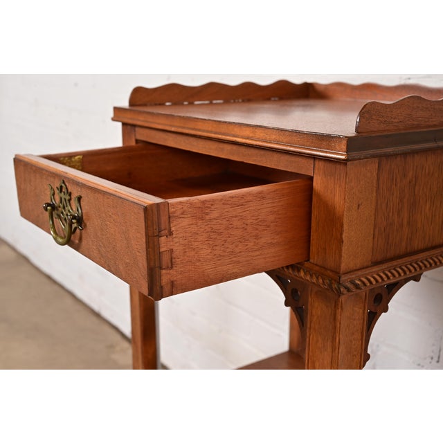 Wood Georgian Carved Mahogany Nightstand or Occasional Side Table by Northern Furniture Co., Circa 1960s For Sale - Image 7 of 16