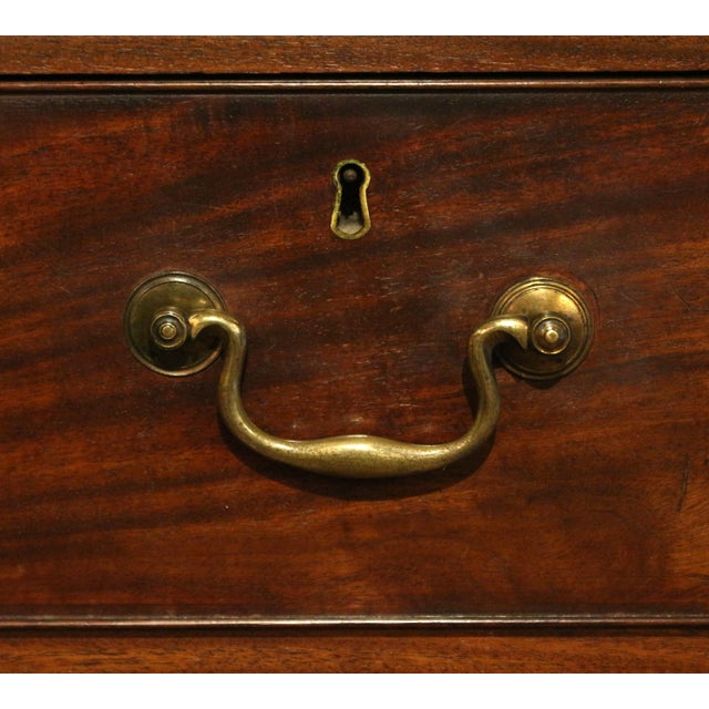 Circa 1765-80 George III English Straight-Front Chest of Drawers For Sale In Raleigh - Image 6 of 7