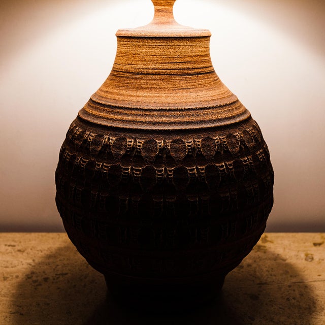 1970s Large California Modern Stoneware Table Lamp by Bob Kinzie, Signed For Sale In Los Angeles - Image 6 of 12