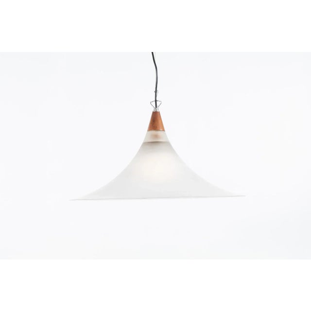Beautiful Italian modern hanging lamp from 1960’s. The lamp has an impressive Murano glass shade, height adjustable....