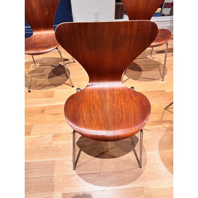Mid-Century Modern 1950s Set of 5 Model 3107 Arne Jacobsen Series 7 Stackable Teak Dining Chairs - Make Me an Offer For Sale - Image 3 of 11