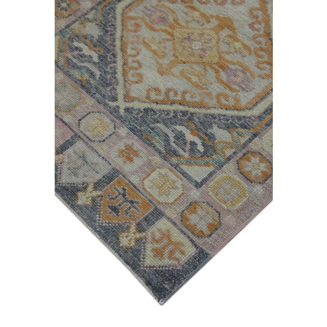 This modern Turkish Oushak rug is a stunning piece of art that has been handwoven using traditional techniques by skilled...