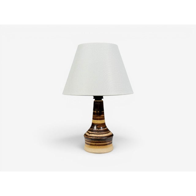 Per Engstrom, Small Table Lamp, Beige Ceramic, Denmark, 1970s Small striped glazed ceramic table lamp designed and...