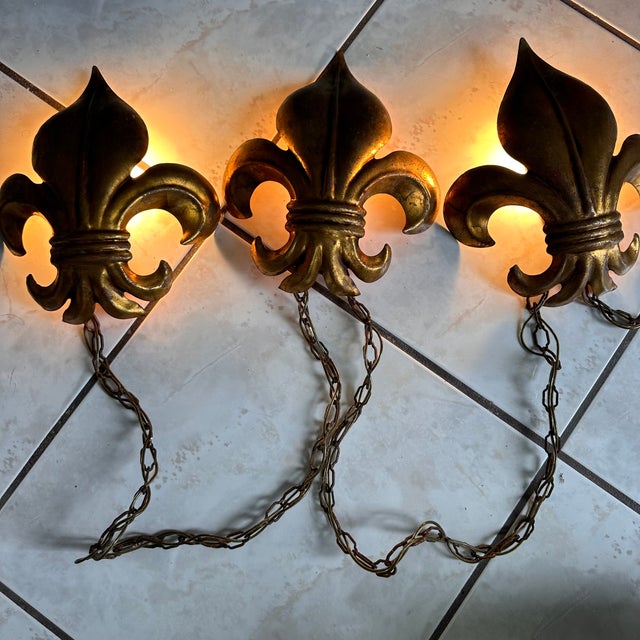Hollywood Regency Vintage Gilt Metal Fleur De Lys Sconces Light Fixture – Hollywood Regency Salvador Italy For Sale - Image 3 of 14