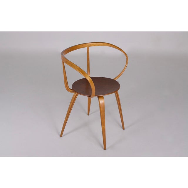 George nelson pretzel chair, manufactured by herman miller around 1958. Backrest and legs made of hot-bent birch plywood....
