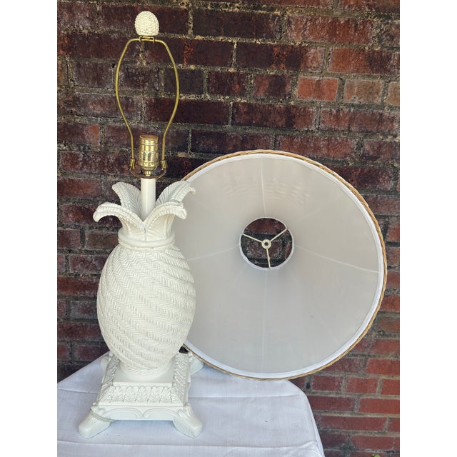 Dorothy Draper Vintage Palm Beach Regency White Faux Wicker Pineapple Table Lamp -Styled After Dorothy Draper /Mario Buatta For Sale - Image 4 of 12