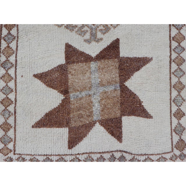 Mid 20th Century Vintage Turkish Tulu Runner With Ivory Field and Muted Brown Star Motifs For Sale - Image 5 of 13