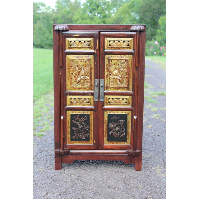 Chinoiserie pieces have long fascinated me, so I was delighted to have come across this Chinese cabinet with carved panels...