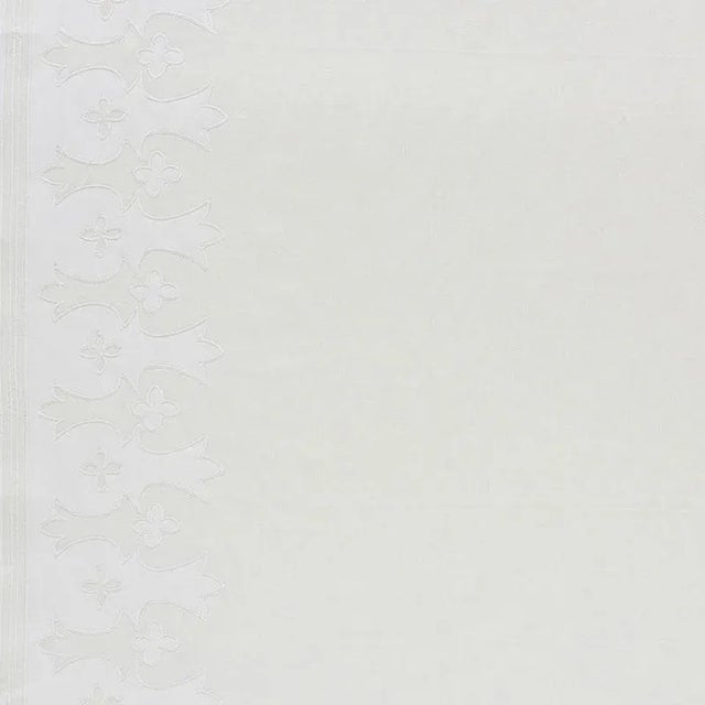 This large-scale appliqué derives from an antique panel. The pattern runs along the edges of a solid linen ground, so it...