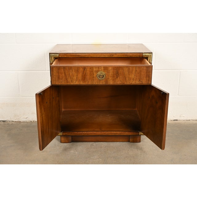 1970s Drexel Heritage Mid-Century Modern Hollywood Regency Campaign Walnut Nightstand, 1970s For Sale - Image 5 of 17