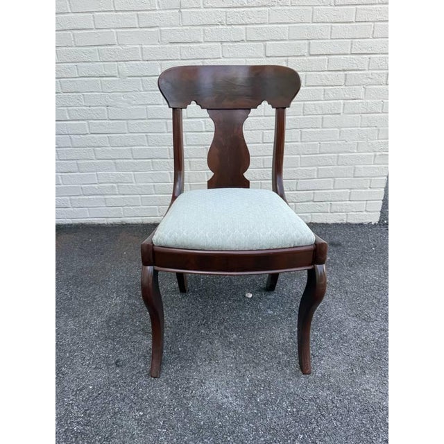 Brown Early 20th Century Antique American Classical Klismos / Empire Side ChairsStyle Flame Mahogany Splat Back Dining Chairs- Set of 8 For Sale - Image 8 of 14