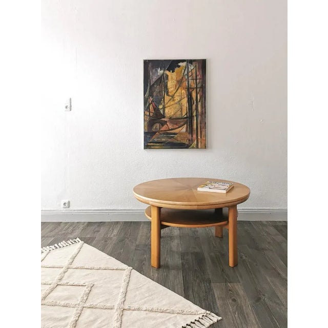 This coffee table from Schmitz dates from the 1960s and has a refined table top with a star -shaped pickled wood grain. It...