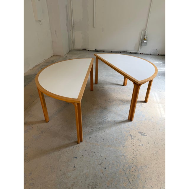 A Danish design classic in its most flexible form: This round dining table is an outstanding design by the renowned design...