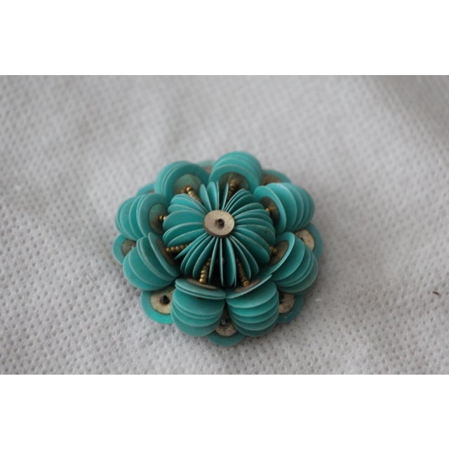 Round Blue Floral Brooch, France, 1940s For Sale - Image 3 of 9