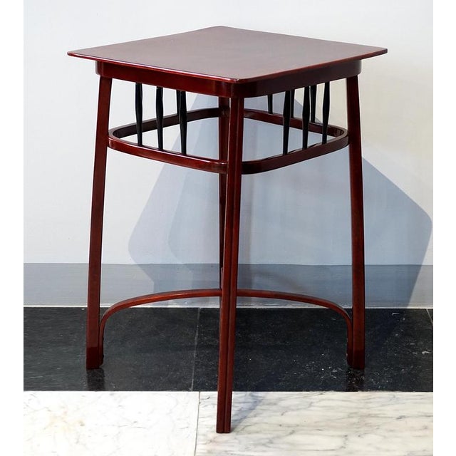 Elegant art nouveau waiting table, or flower table, on slightly outwardly curved legs, with decorative struts underneath...