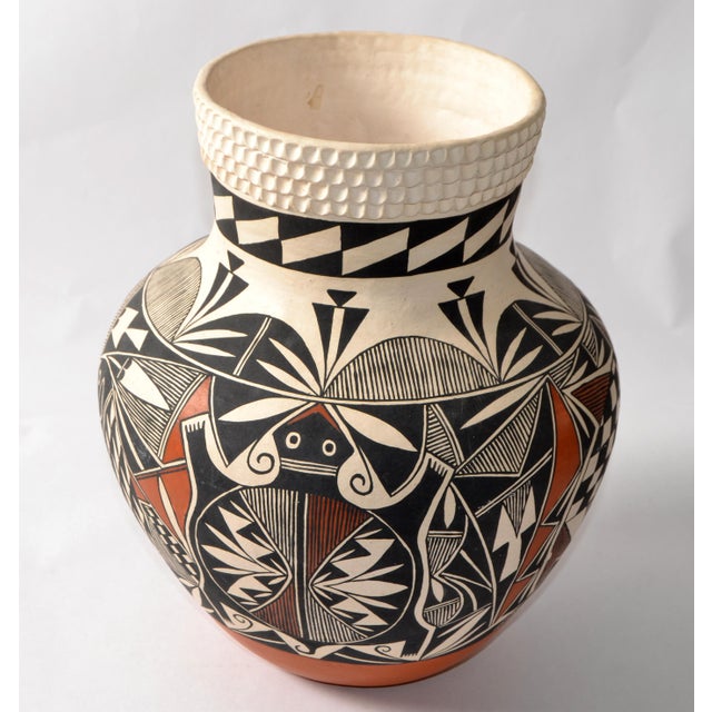 Vallo Native American Vintage Acoma Vase Earthenware Clay Vase Brown White Beige For Sale - Image 10 of 15