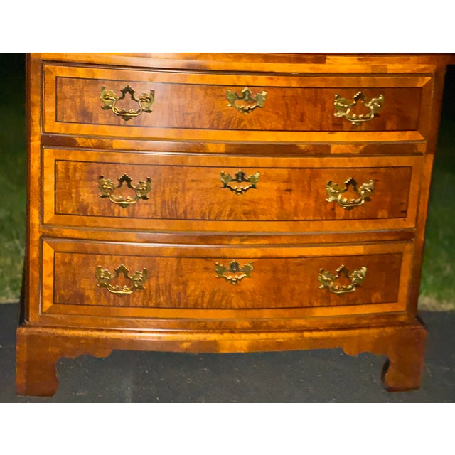 Traditional Pair of Mid-Century Henredon Aston Court Georgian Style Burl Wood & Mahogany Bow-Front Bachelor Chests - 2 Pieces For Sale - Image 3 of 11