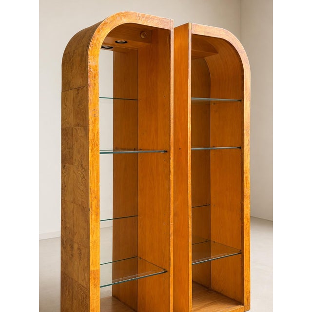 Mid-Century Modern 1970s Pair of Lighted Henredon Scene Two Burl Wood Arched Display Cabinets Milo Baughman Style For Sale - Image 3 of 12
