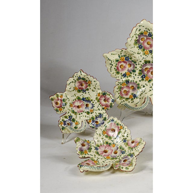 Set of plates composed of 6 saucers and 2 serving dishes in porcelain with flower motif and leaf shape. Saucers measures...