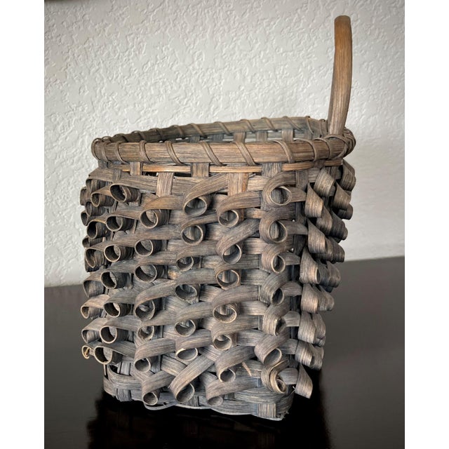 Greige Mid 20th-Century Ash Splint Curly Weave Basket Wall Pocket in the Manner of Woodland Basket Makers of the Late 1800s For Sale - Image 8 of 18