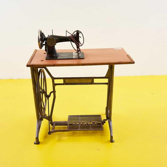 Vintage Sewing Machine from Singer For Sale - Image 6 of 6