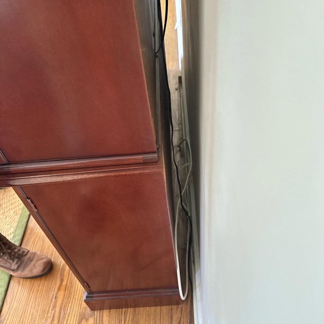 Vintage Baker Georgian Style Lighted Mahogany Breakfront China Cabinet For Sale In New York - Image 6 of 11