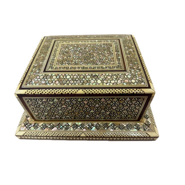 Brown Luxury Vintage Mother of Pearl Inlaid Wooden Cigarette Box for 40 Cigarettes For Sale - Image 8 of 13