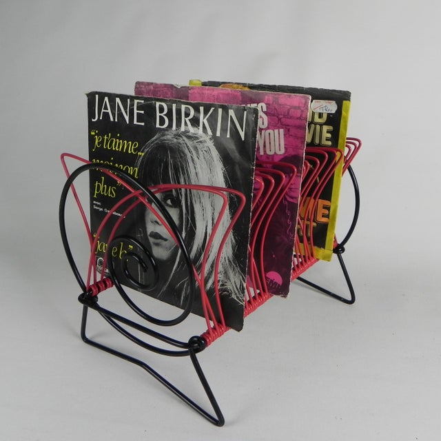 Stylish metal vinyl rack in red and black with playful, wavy lines. Ideal for neatly storing your singles or LPs. Height:...