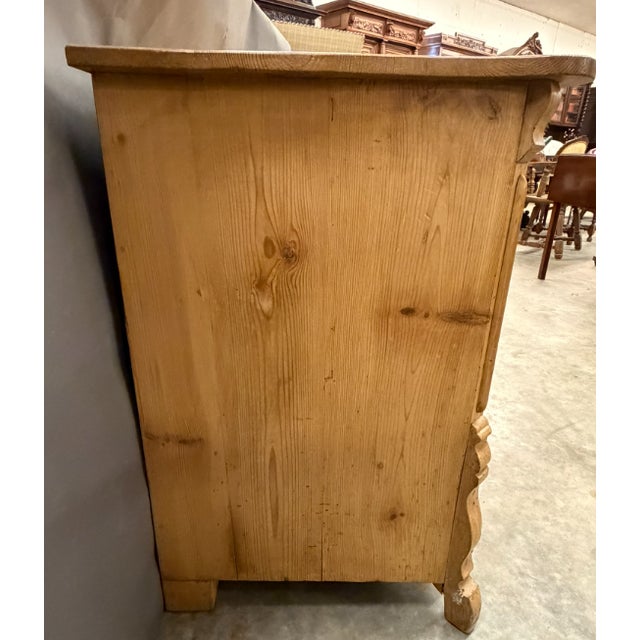 English Mid 19th Century Pine Serpentine Chest of Drawers With Hand Cut Dovetails, Circa 1860 For Sale - Image 4 of 14