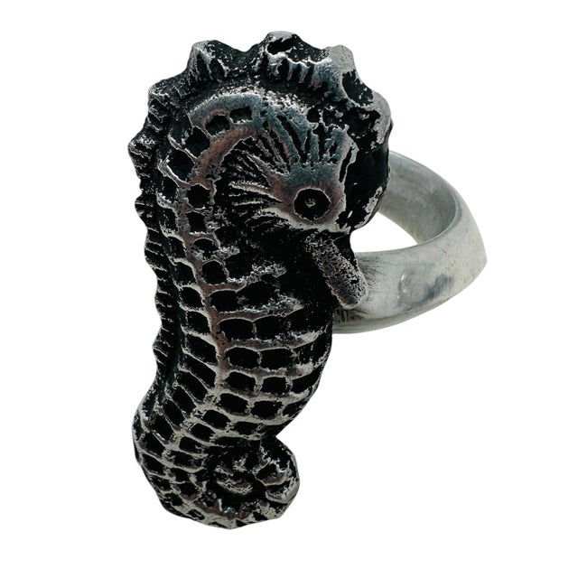 Elevate your next dinner party with this charming set of six vintage seahorse napkin rings from the 1990s. Crafted by...