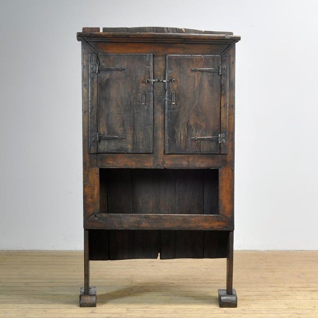 This Spanish oak cabinet from circa 1800 is an antique piece of furniture with character. Crafted from solid oak, it...