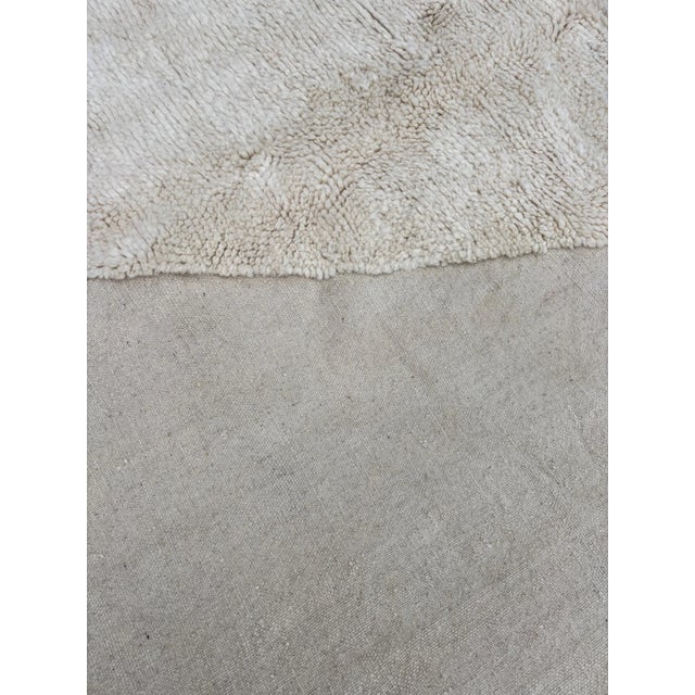 Berber Tribes of Morocco Modern Moroccan Beni Ouarain Wool Rug For Sale - Image 4 of 9