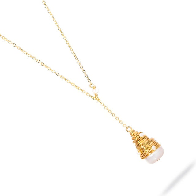 Metal Baroque Pearl Teardrop & Gold Pendant Chain Necklace For Sale - Image 7 of 9