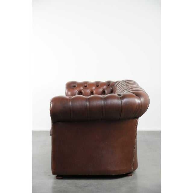 Vintage English Chesterfield 2.5-seater Sofa in Brown Cowhide For Sale - Image 4 of 17