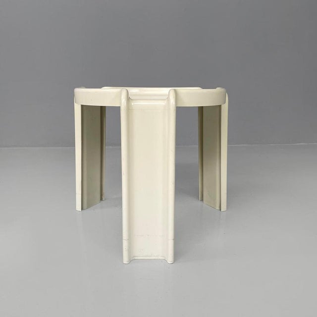 Modern Italian White Plastic Coffee Tables attributed to Giotto Stoppino for Kartell, 1970s, Set of 2 For Sale - Image 9 of 18