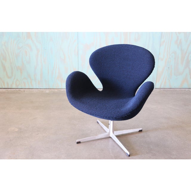 1960s Navy Blue Swan Chair Arne Jacobsen for Fritz Hansen Danish Modern Swivel & Rock For Sale - Image 10 of 12